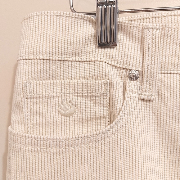 3 for $25- Gloria Vanderbilt Cream Capris, Size 14 - Picture 7 of 16